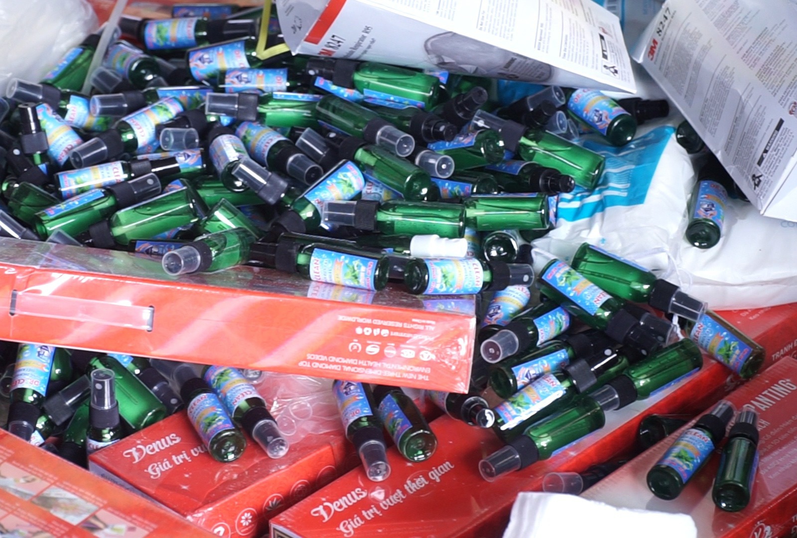 Hà Nội: Tiêu hủy 18 tấn xì gà, rượu, thực phẩm - 2