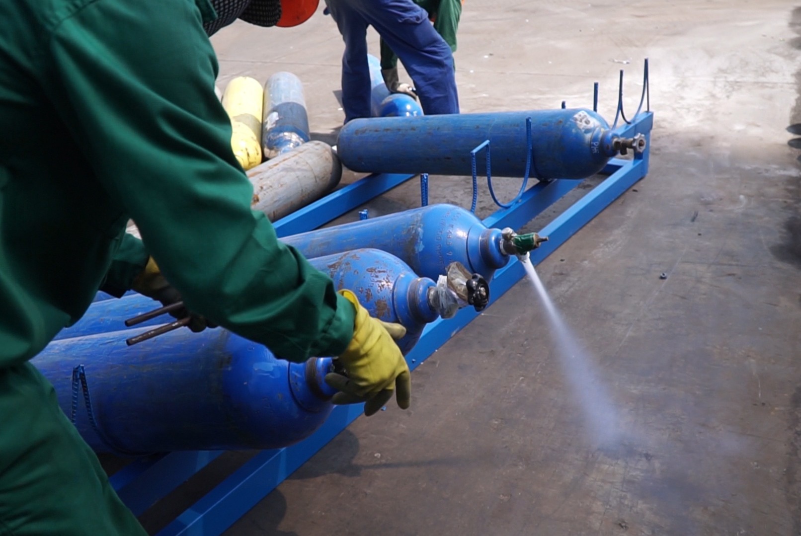 Hà Nội: Tiêu hủy 18 tấn xì gà, rượu, thực phẩm - 6