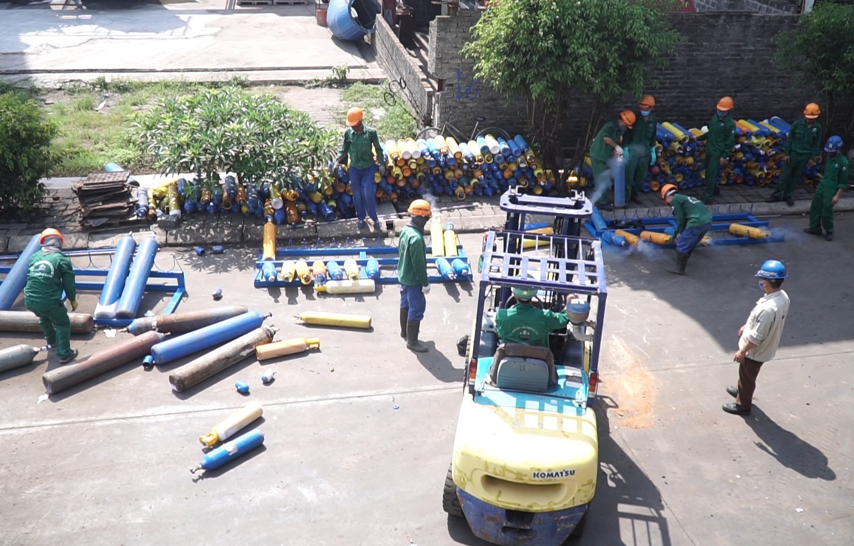 Hà Nội: Tiêu hủy 18 tấn xì gà, rượu, thực phẩm - 5