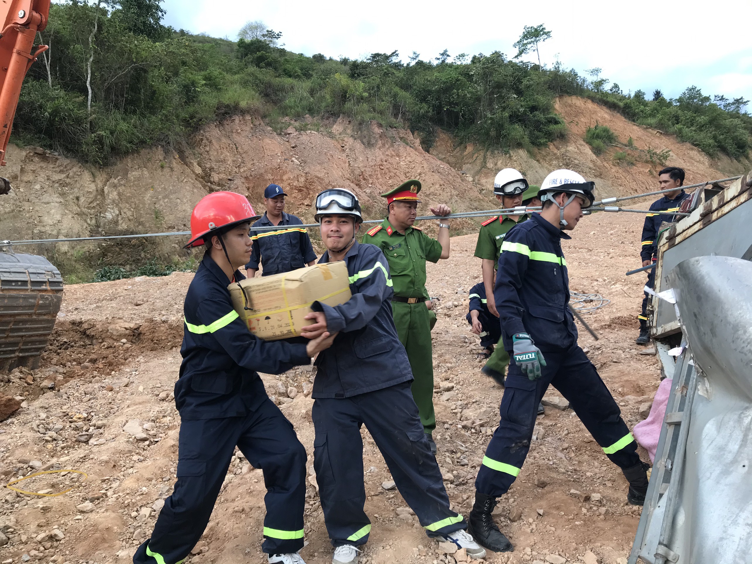 Xe chở gần 5 tấn thuốc nổ lật bên bờ vực, hàng chục cảnh sát vất vả cứu hộ - 3