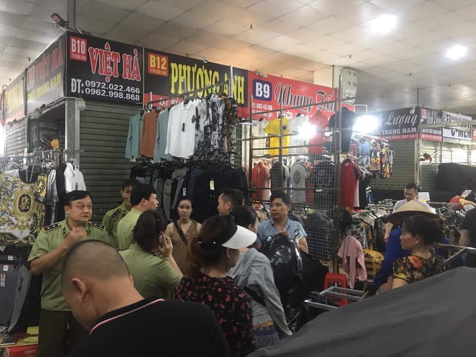 Truy quét điểm nóng Ninh Hiệp, thu giữ hàng nghìn đồ hiệu rởm - 1