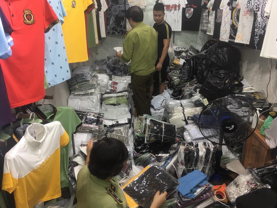 Truy quét điểm nóng Ninh Hiệp, thu giữ hàng nghìn đồ hiệu rởm - 3