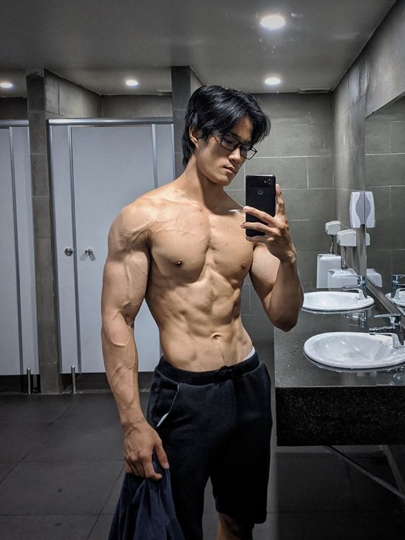 Tăng gần 20kg một năm, 9X gầy gò hóa chàng trai 6 múi đầy ngoạn mục - 3