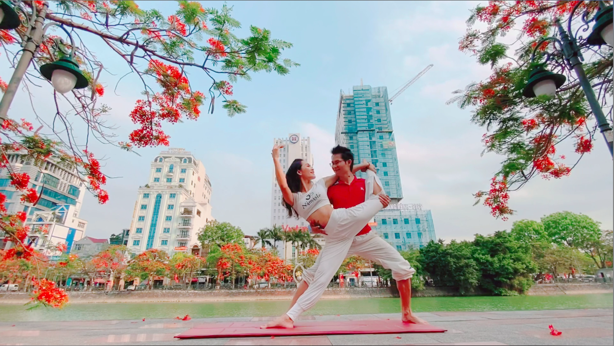 Cặp đôi Yoga Hải Phòng trình diễn điệu nghệ trên con đường hoa phượng vĩ - 1