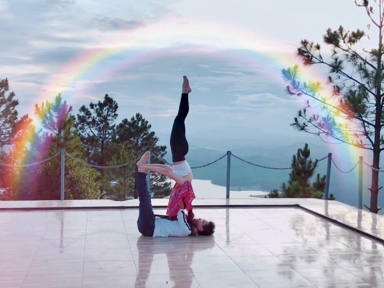 Cặp đôi Yoga Hải Phòng trình diễn điệu nghệ trên con đường hoa phượng vĩ - 5