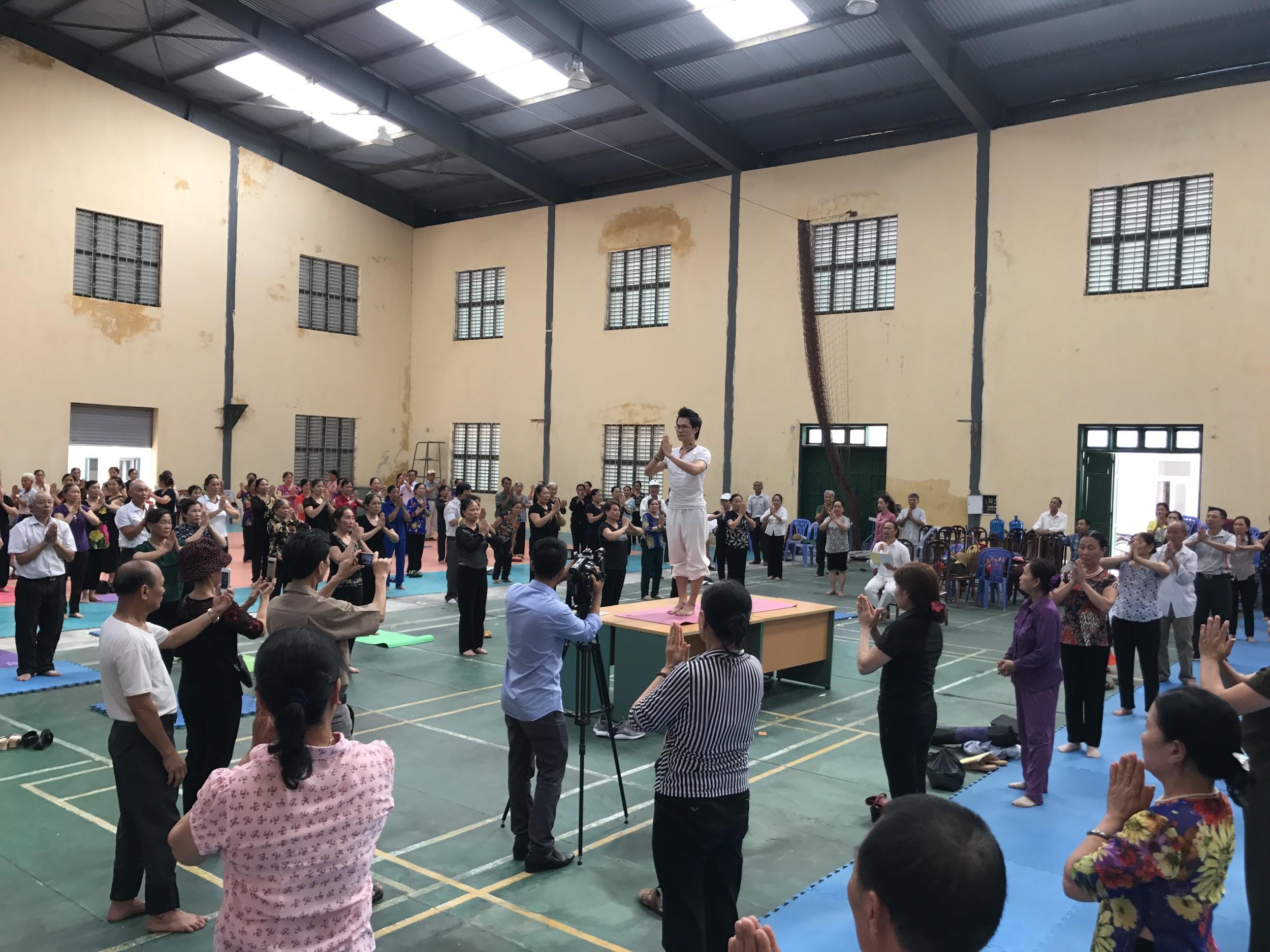 Cặp đôi Yoga Hải Phòng trình diễn điệu nghệ trên con đường hoa phượng vĩ - 9