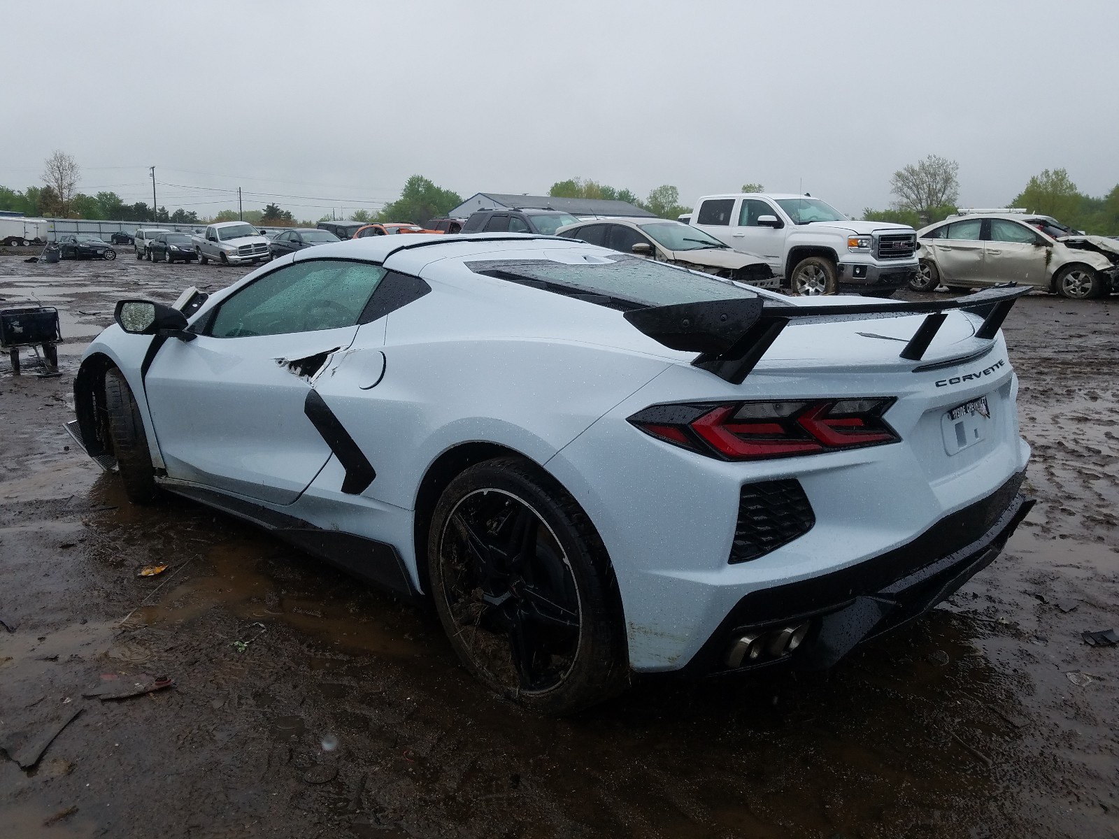 Kì lạ chiếc Corvette rách bươm sau tai nạn được rao bán đắt hơn xe mới - 4