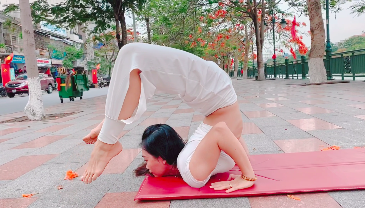 Cặp đôi Yoga Hải Phòng trình diễn điệu nghệ trên con đường hoa phượng vĩ - 3