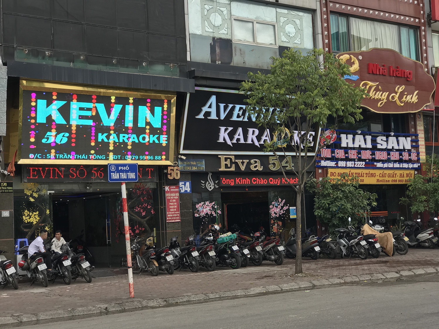 Quán karaoke tấp nập, nhộn nhịp trở lại sau chuỗi ngày ngủ đông - 1