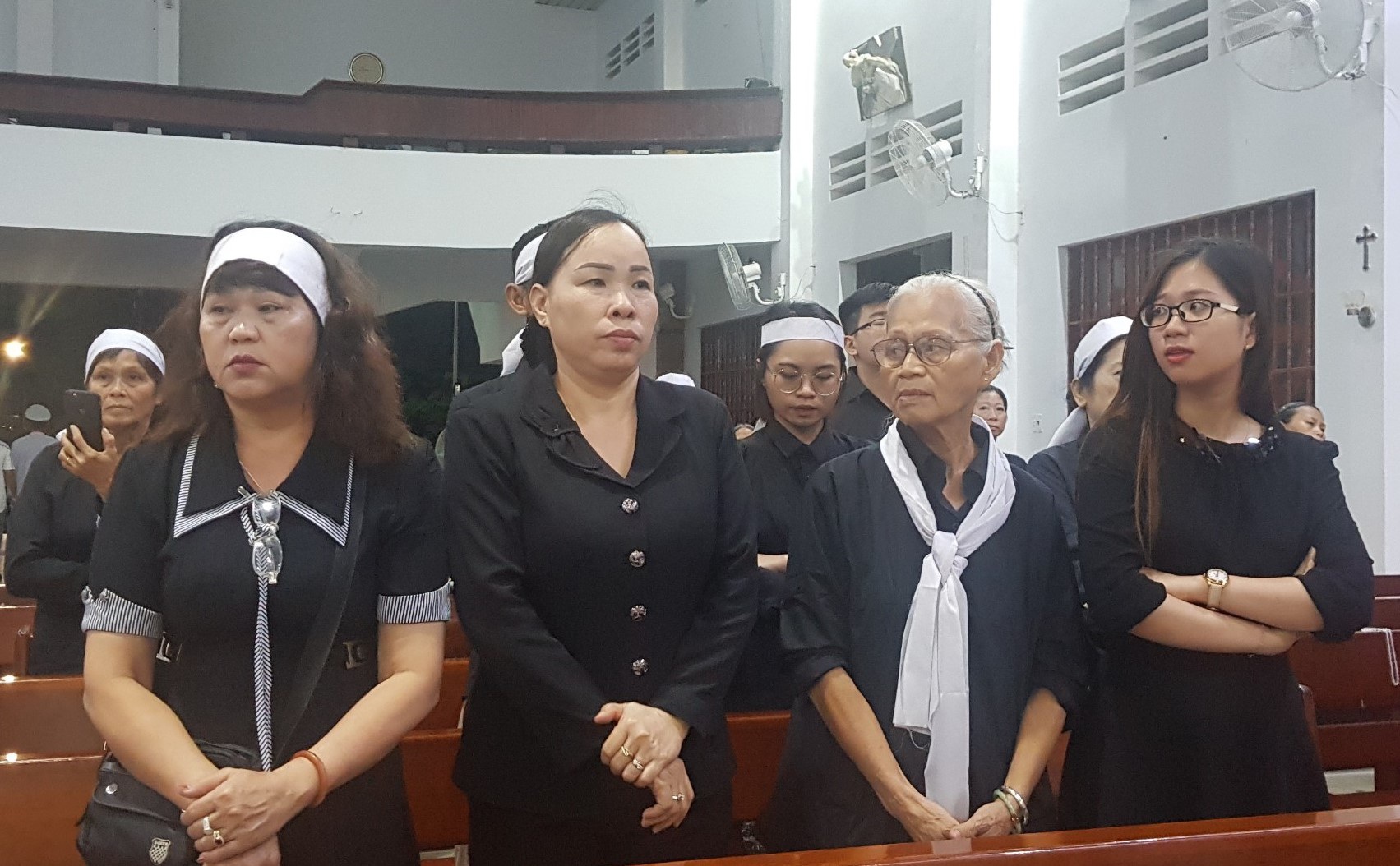 Gia đình, đồng nghiệp tiễn đưa nhạc sĩ Trần Quang Lộc trong cơn mưa tầm tã - 9