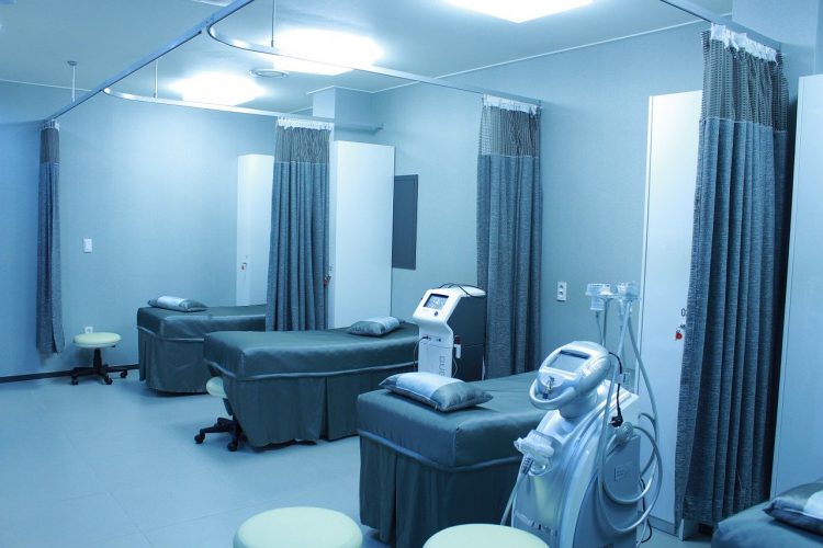 Bệnh nhân tử vong vì người nhà rút điện máy thở để cắm… điều hòa - 1