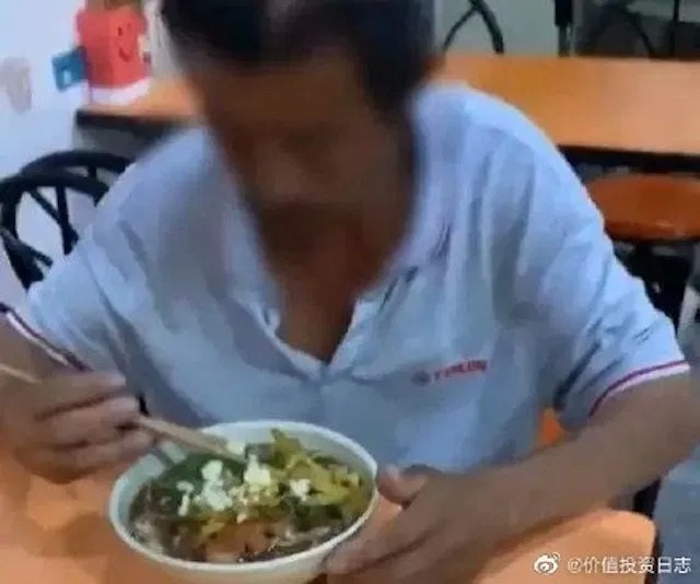 Người đàn ông phải đi bộ 960km về thăm gia đình vì… không có smartphone - 1