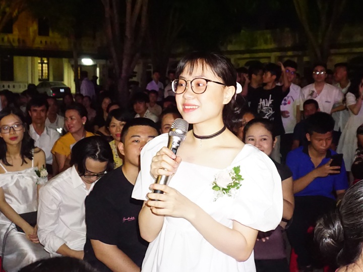 Người thợ xây rưng rưng nhận đóa hoa tri ân của con gái - 3