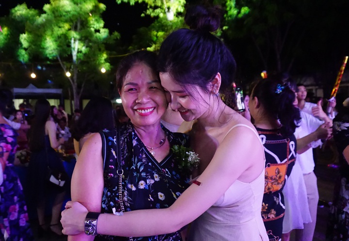 Người thợ xây rưng rưng nhận đóa hoa tri ân của con gái - 6