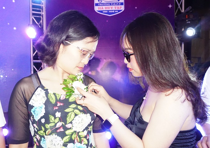 Người thợ xây rưng rưng nhận đóa hoa tri ân của con gái - 4