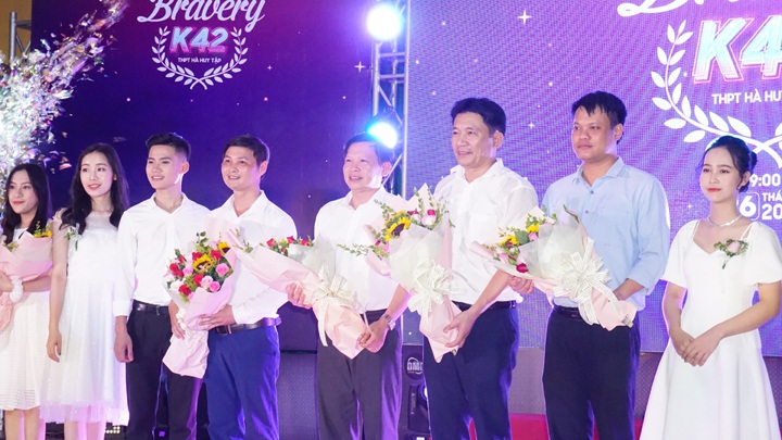 Người thợ xây rưng rưng nhận đóa hoa tri ân của con gái - 2