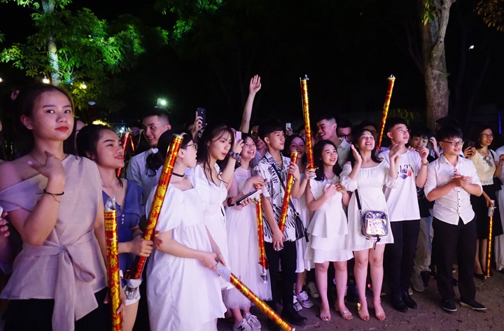 Người thợ xây rưng rưng nhận đóa hoa tri ân của con gái - 7