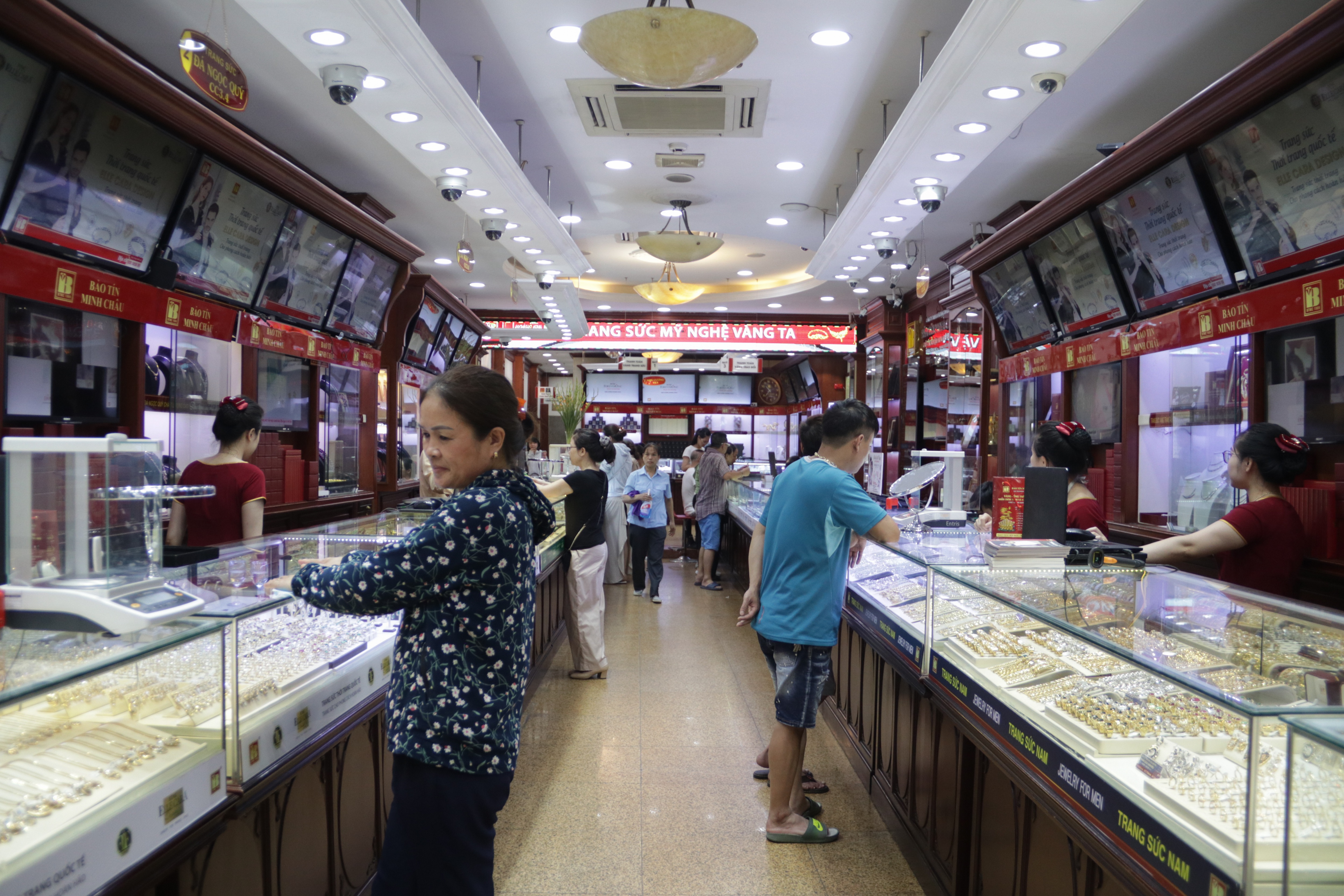 Hà Nội: Đổ xô đi bán vàng kiếm lời sau khi vàng tăng cao kỷ lục - 5