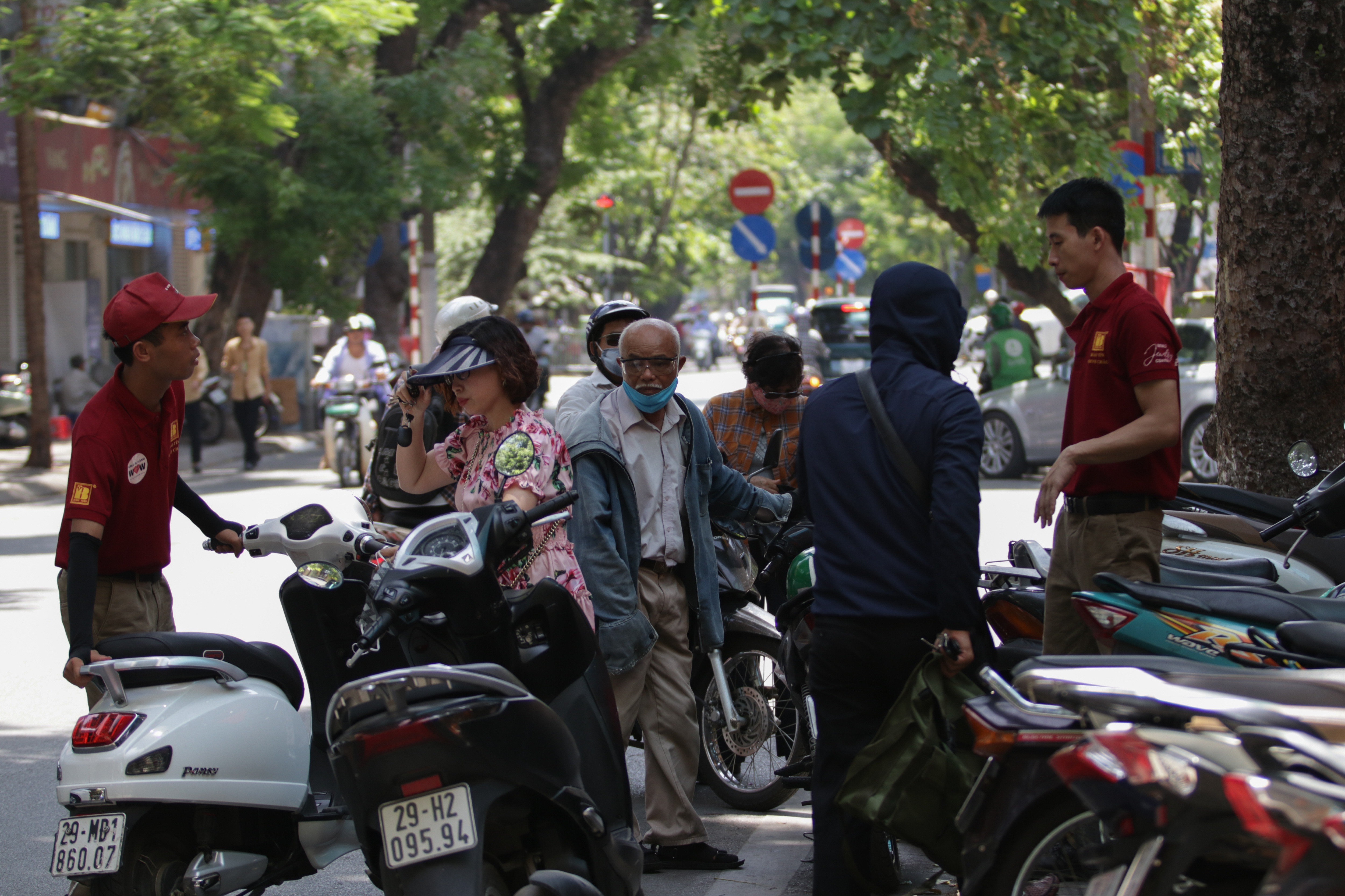 Hà Nội: Đổ xô đi bán vàng kiếm lời sau khi vàng tăng cao kỷ lục - 13