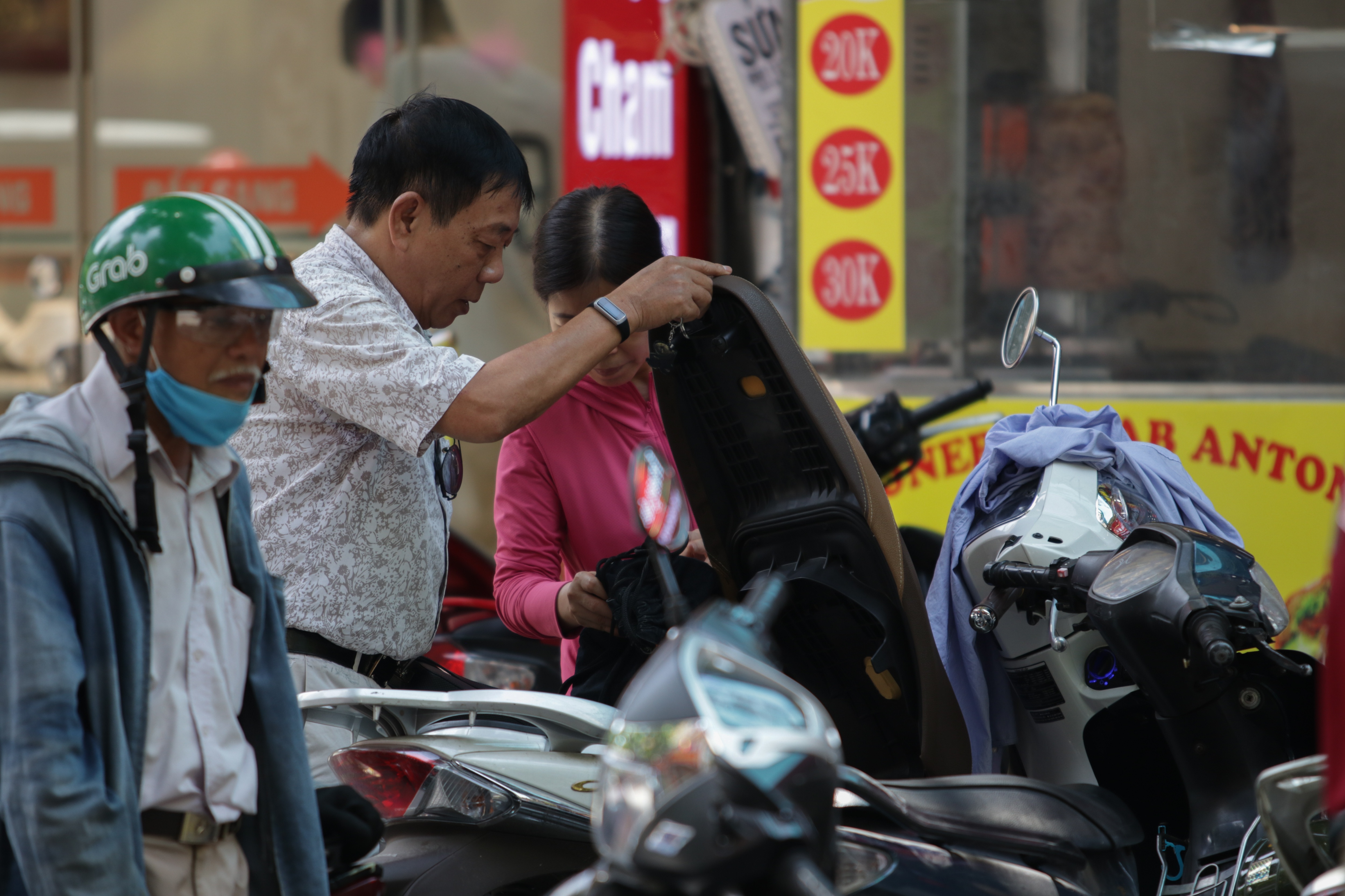 Hà Nội: Đổ xô đi bán vàng kiếm lời sau khi vàng tăng cao kỷ lục - 11