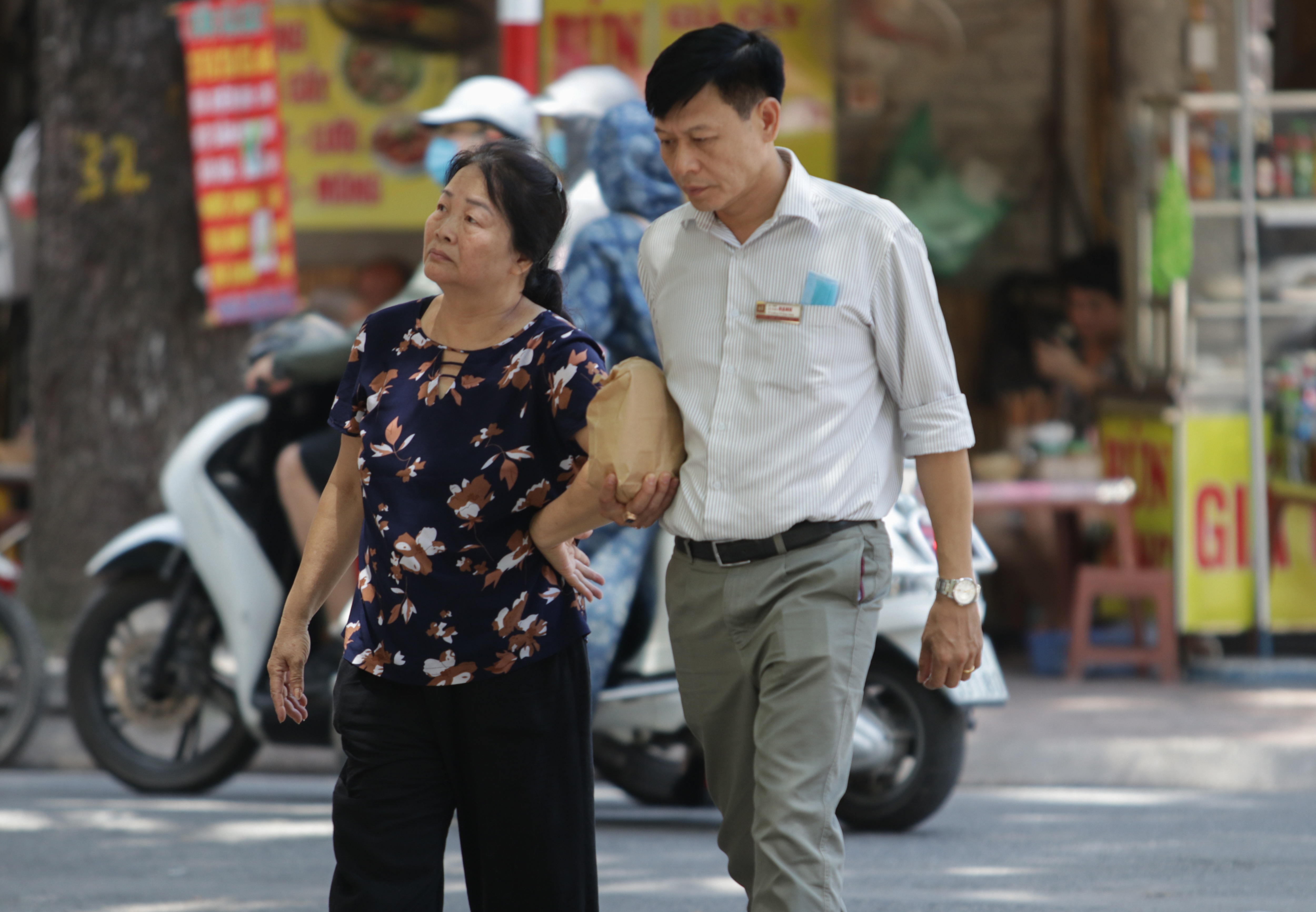 Hà Nội: Đổ xô đi bán vàng kiếm lời sau khi vàng tăng cao kỷ lục - 8