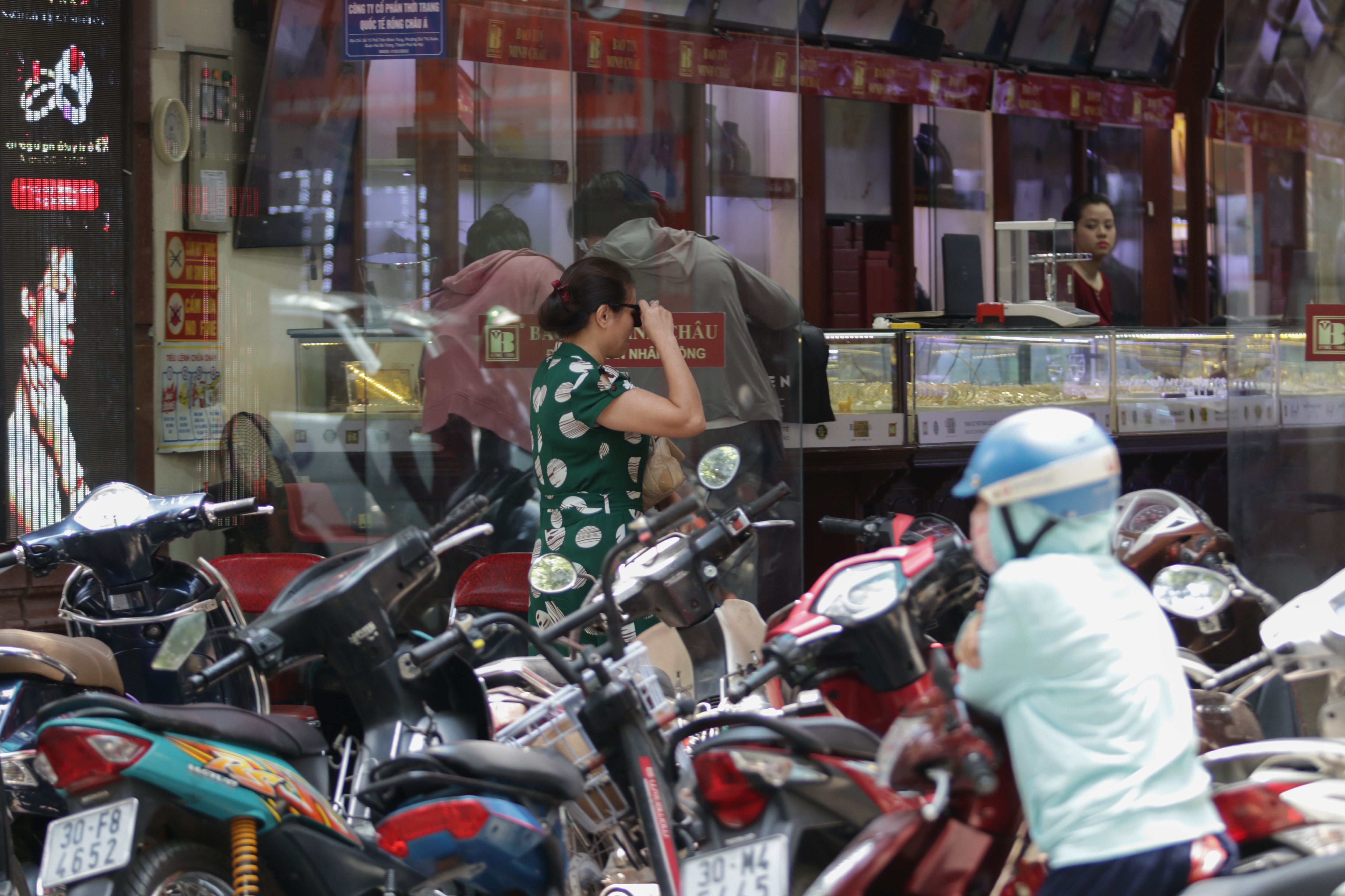 Hà Nội: Đổ xô đi bán vàng kiếm lời sau khi vàng tăng cao kỷ lục - 12