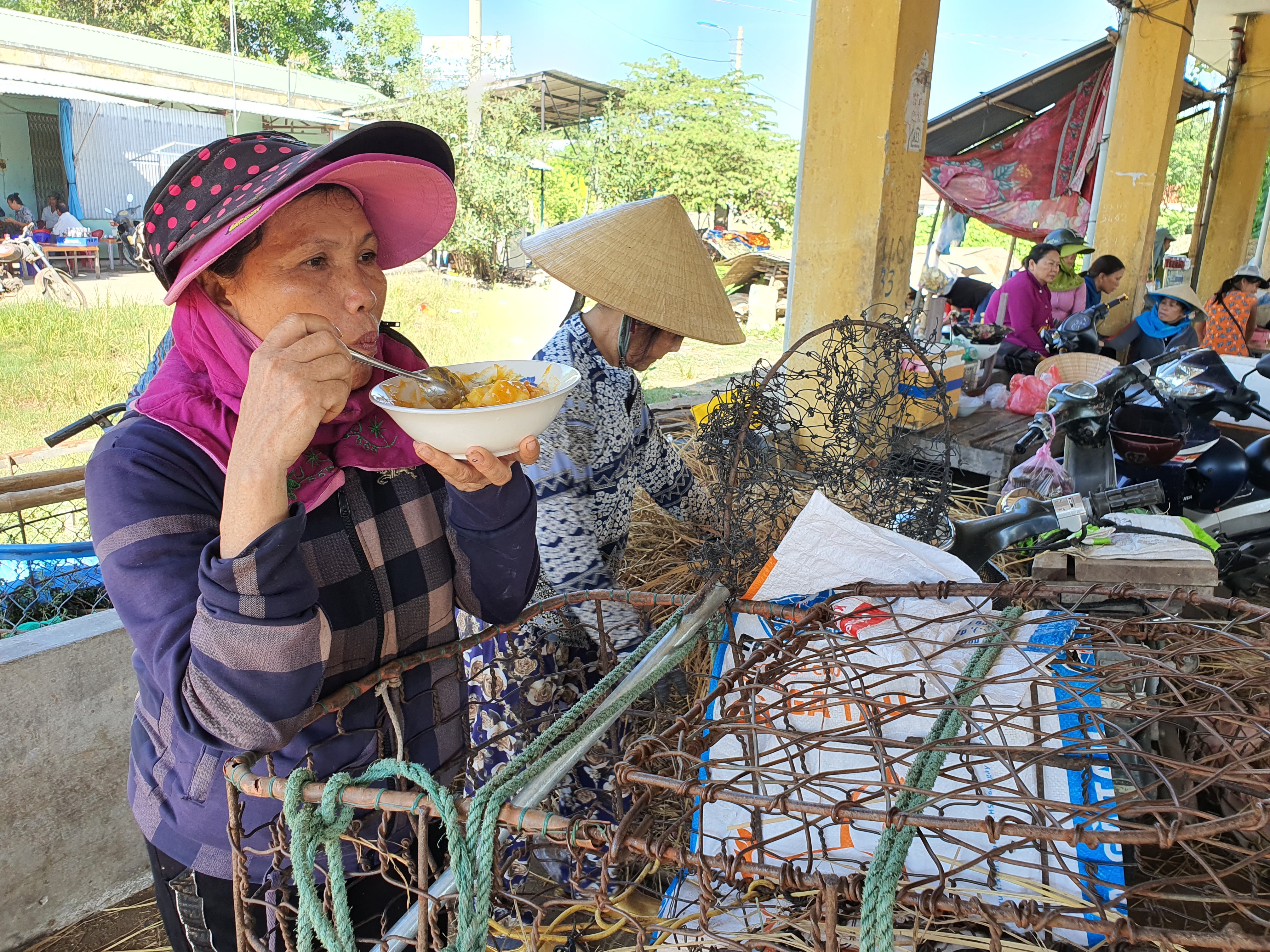 Ở Quảng Nam có nghề đặc biệt: Phụ nữ “bồng heo” - 7
