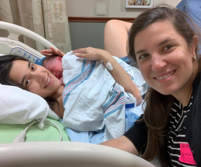 Cặp đồng tính nữ cùng mang thai, sinh con cách nhau 3 ngày - 3