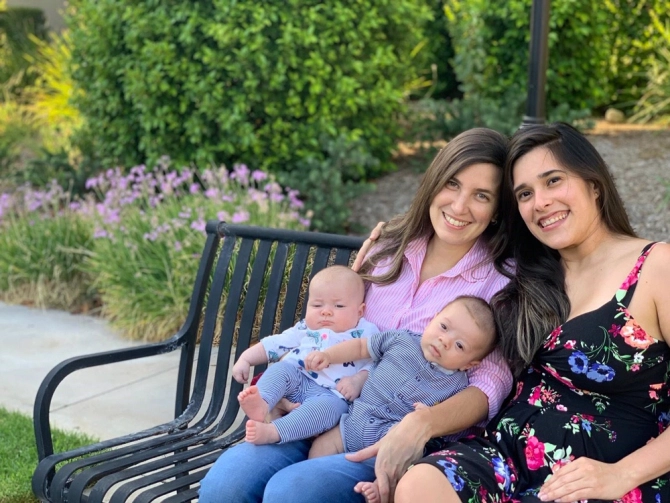 Cặp đồng tính nữ cùng mang thai, sinh con cách nhau 3 ngày - 4