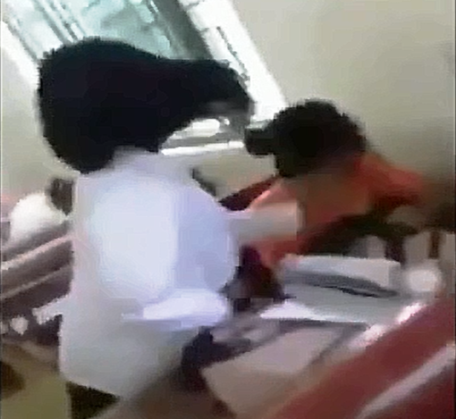 Nữ sinh lớp 7 bị bạn túm tóc tát tới tấp ngay trong lớp - 1