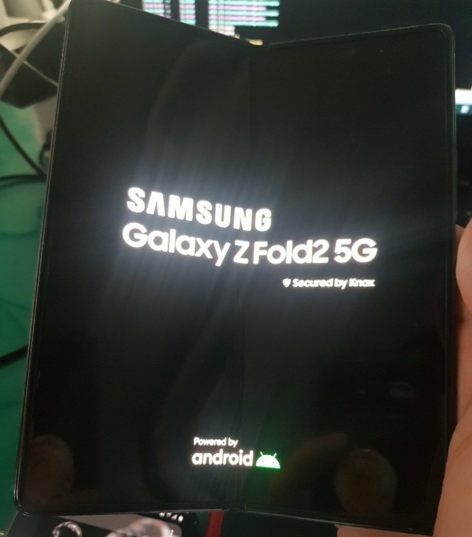 Smartphone màn hình gập thế hệ mới của Samsung lần đầu lộ ảnh thực tế - 1