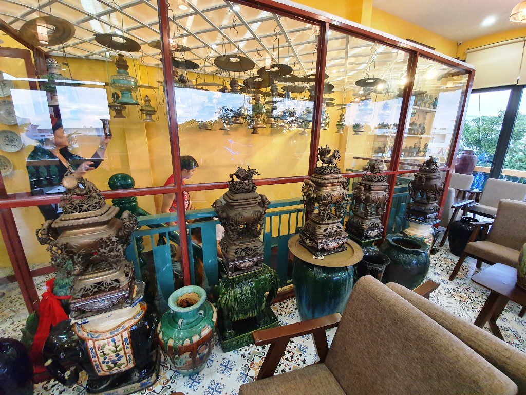 Độc đáo căn nhà được phủ kín hàng nghìn món đồ xưa, cổ - 13