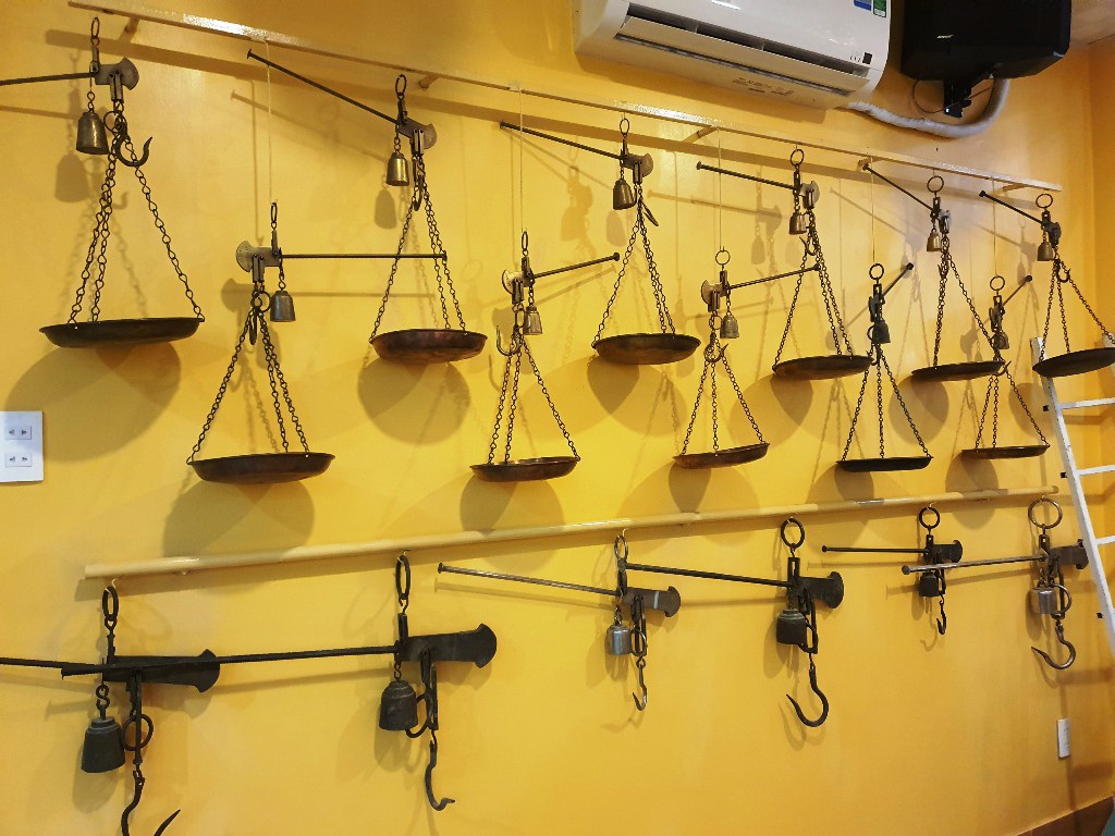 Độc đáo căn nhà được phủ kín hàng nghìn món đồ xưa, cổ - 15