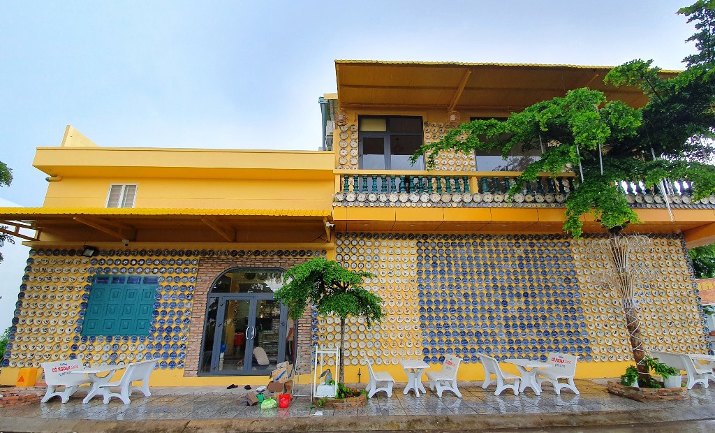 Độc đáo căn nhà được phủ kín hàng nghìn món đồ xưa, cổ - 2