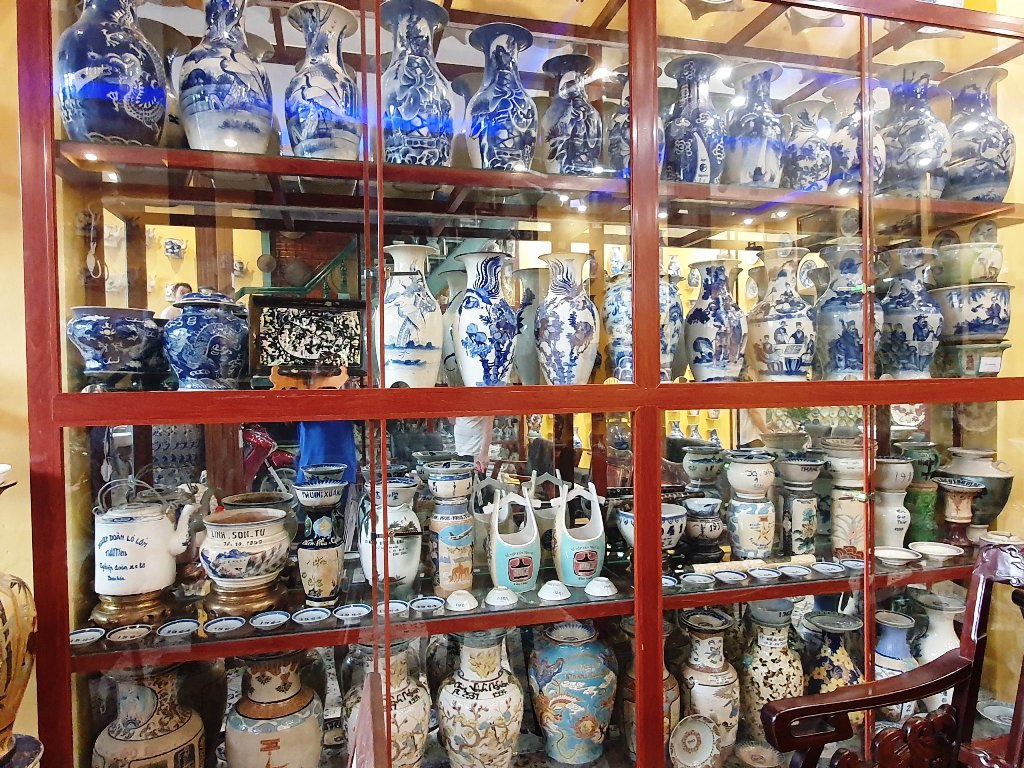 Độc đáo căn nhà được phủ kín hàng nghìn món đồ xưa, cổ - 16