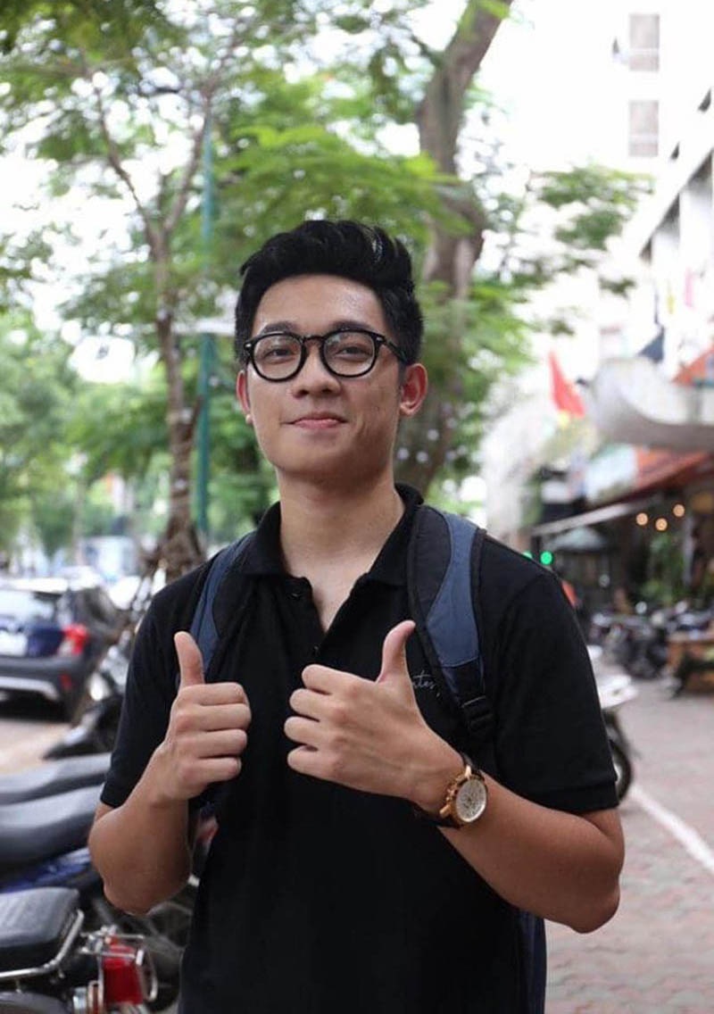 Nam sinh điển trai thu hút sự chú ý trong kỳ thi tốt nghiệp THPT - 1