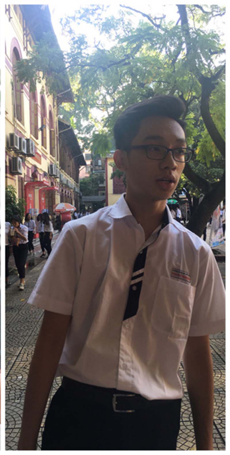 Nam sinh điển trai thu hút sự chú ý trong kỳ thi tốt nghiệp THPT - 2