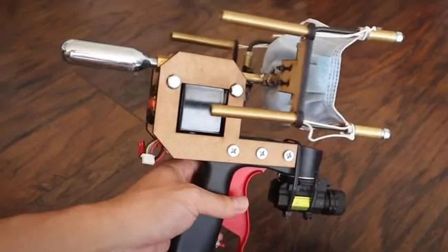 Youtuber chế máy đeo khẩu trang tự động để phòng Covid-19 - 1