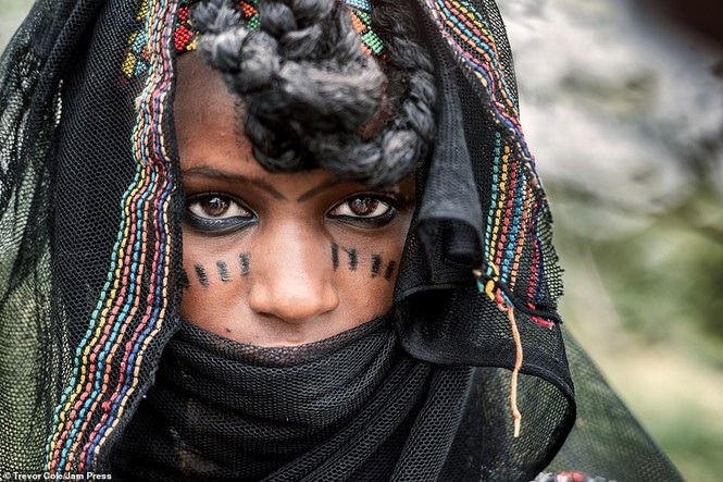 Đến nơi nam giới phải đọ sắc để được phái nữ chọn làm bạn tình - 14