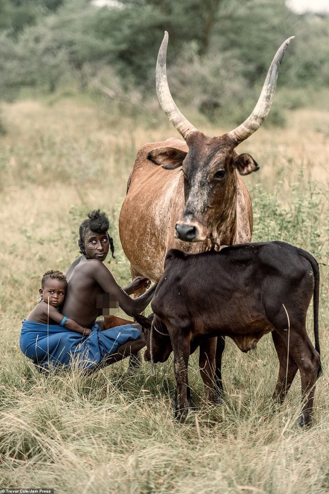 Đến nơi nam giới phải đọ sắc để được phái nữ chọn làm bạn tình - 16