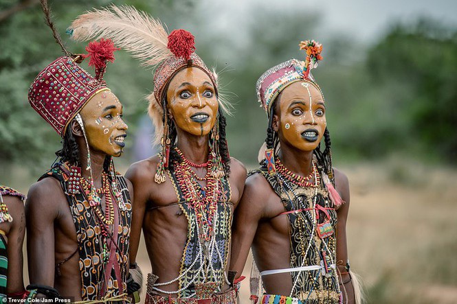 Đến nơi nam giới phải đọ sắc để được phái nữ chọn làm bạn tình - 4