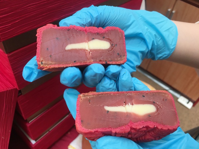 Bánh trung thu dát vàng 5 triệu đồng/hộp, hàng Trung Quốc 50.000 đồng/kg - 1