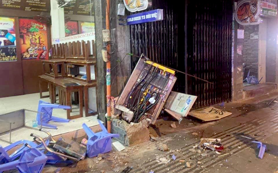 Xe công an phường tông nhiều xe máy trên phố Tây Bùi Viện - 3