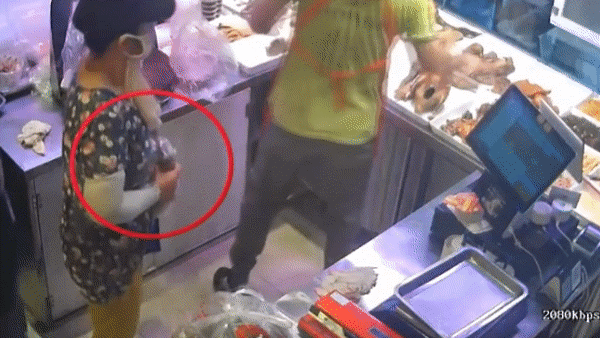 Nữ khách hàng ăn trộm vịt quay giấu trong quần (+video) Ezgifcomvideotogif-22-1599219489553
