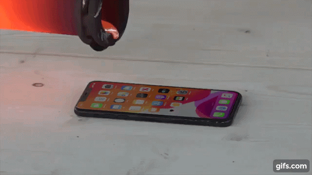 Chuyện gì sẽ xảy ra nếu đổ dung nham vào iPhone 11 Pro Max? - 1
