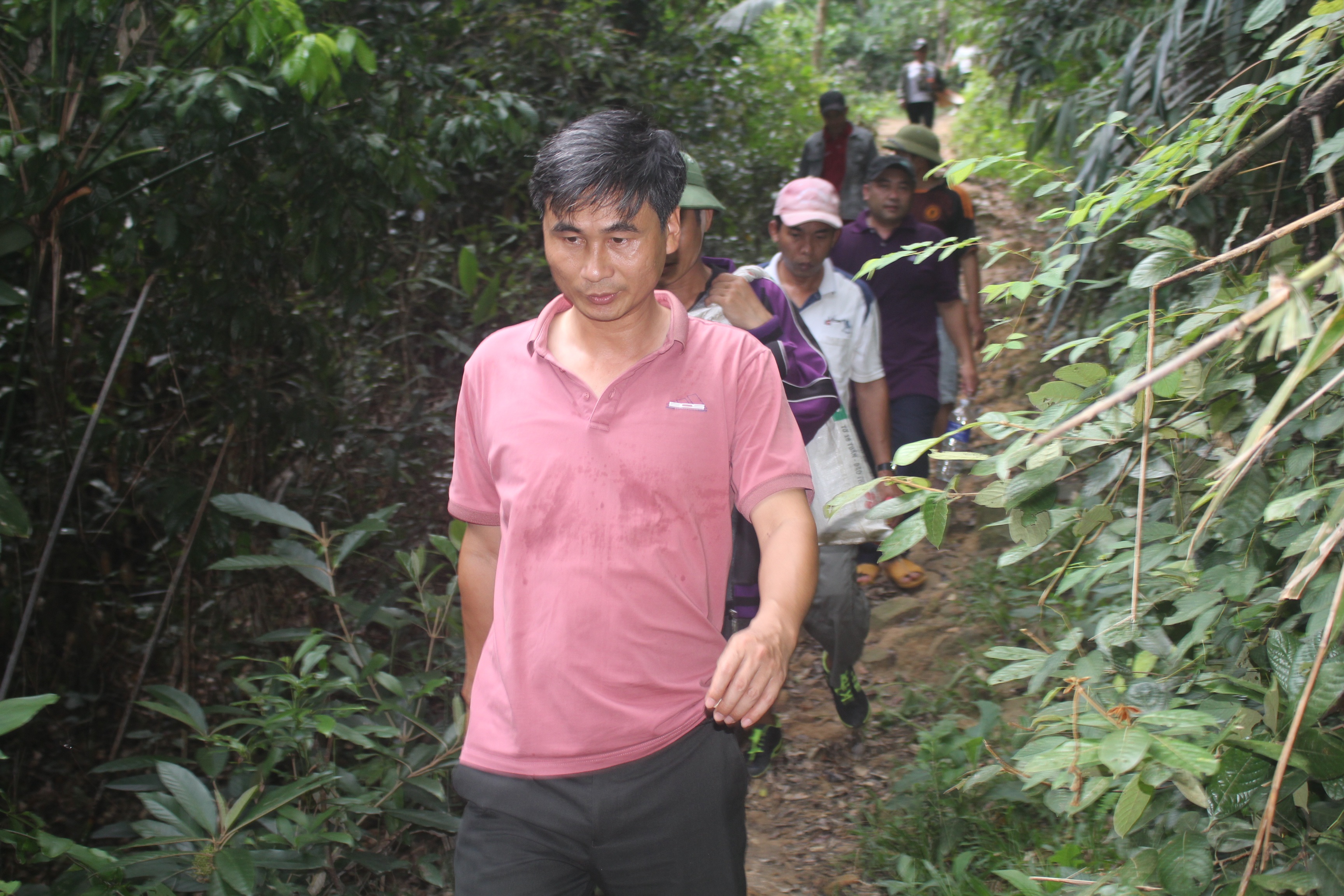 Xót xa cảnh thầy cô giáo “xuyên rừng” đi vận động học sinh - 2