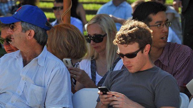 Bất ngờ trước chiếc điện thoại ruột của CEO Mark Zuckerberg - 3