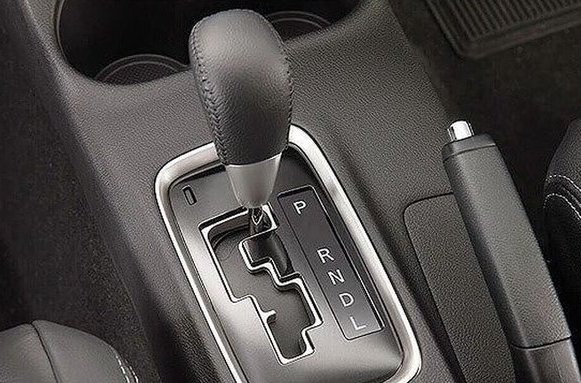 Chuyển từ D về N khi ô tô đang chạy: Kỹ sư bảo có, sách bảo không? - 1