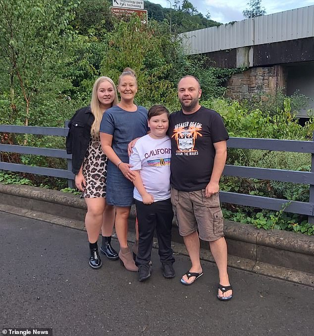 Khoảnh khắc cô dâu vừa chiến thắng bệnh ung thư ngã quỵ trong hôn lễ - 2