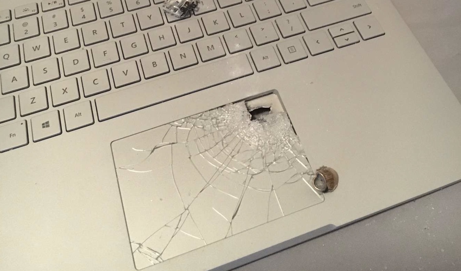 Máy tính Surface đỡ đạn, cứu sống chủ nhân - 1